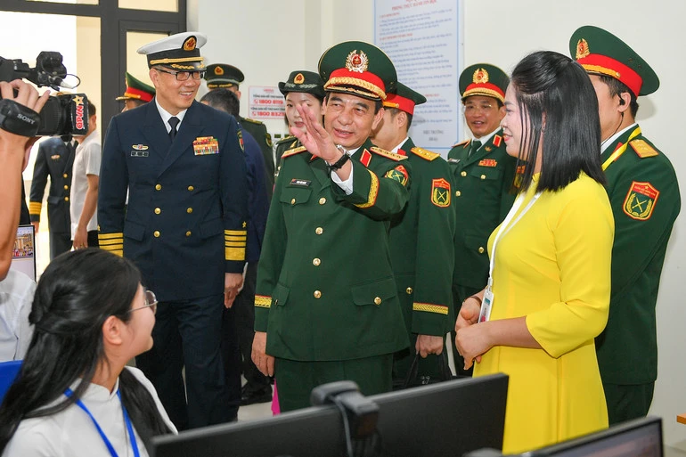 Bộ trưởng Quốc phòng Việt Nam và Trung Quốc thăm Trường trung học phổ thông Trần Phú, Đồn Biên phòng Trà Cổ