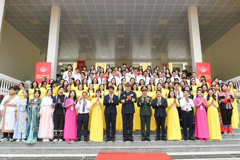 Bộ trưởng Quốc phòng Việt Nam và Trung Quốc thăm Trường trung học phổ thông Trần Phú, Đồn Biên phòng Trà Cổ