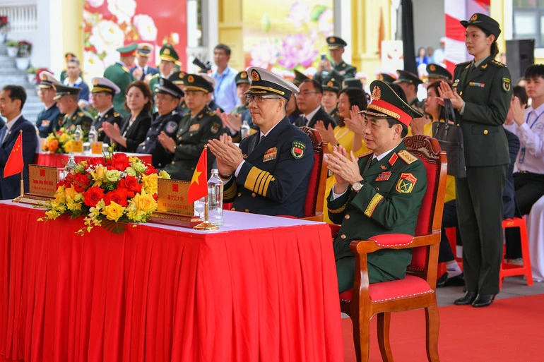 Bộ trưởng Quốc phòng Việt Nam và Trung Quốc thăm Trường trung học phổ thông Trần Phú, Đồn Biên phòng Trà Cổ