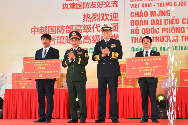 Bộ trưởng Quốc phòng Việt Nam và Trung Quốc thăm Trường trung học phổ thông Trần Phú, Đồn Biên phòng Trà Cổ