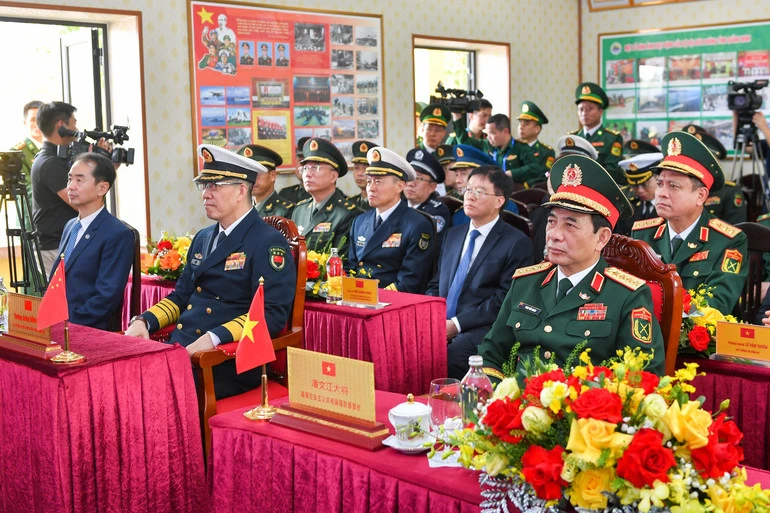 Bộ trưởng Quốc phòng Việt Nam và Trung Quốc thăm Trường trung học phổ thông Trần Phú, Đồn Biên phòng Trà Cổ