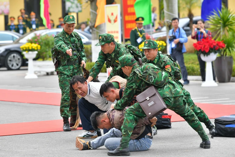 Bộ trưởng Quốc phòng Việt Nam và Trung Quốc thăm Trường trung học phổ thông Trần Phú, Đồn Biên phòng Trà Cổ