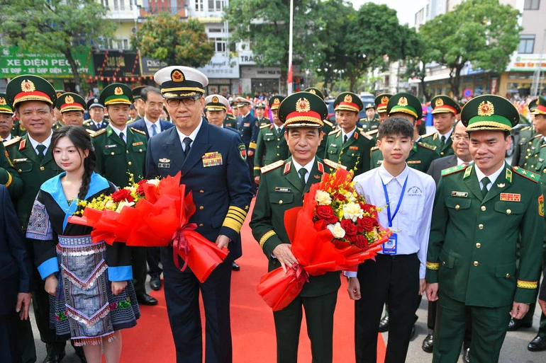 Bộ trưởng Quốc phòng Việt Nam và Trung Quốc thăm Trường trung học phổ thông Trần Phú, Đồn Biên phòng Trà Cổ