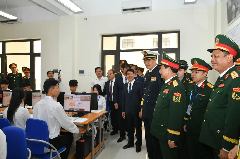Bộ trưởng Quốc phòng Việt Nam và Trung Quốc thăm Trường trung học phổ thông Trần Phú, Đồn Biên phòng Trà Cổ