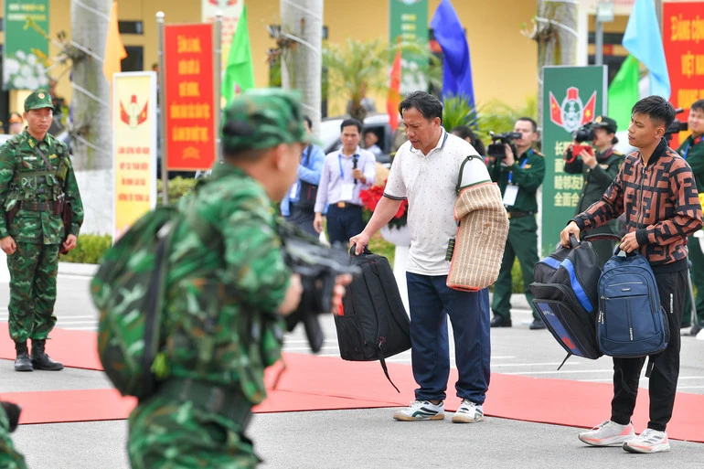 Bộ trưởng Quốc phòng Việt Nam và Trung Quốc thăm Trường trung học phổ thông Trần Phú, Đồn Biên phòng Trà Cổ