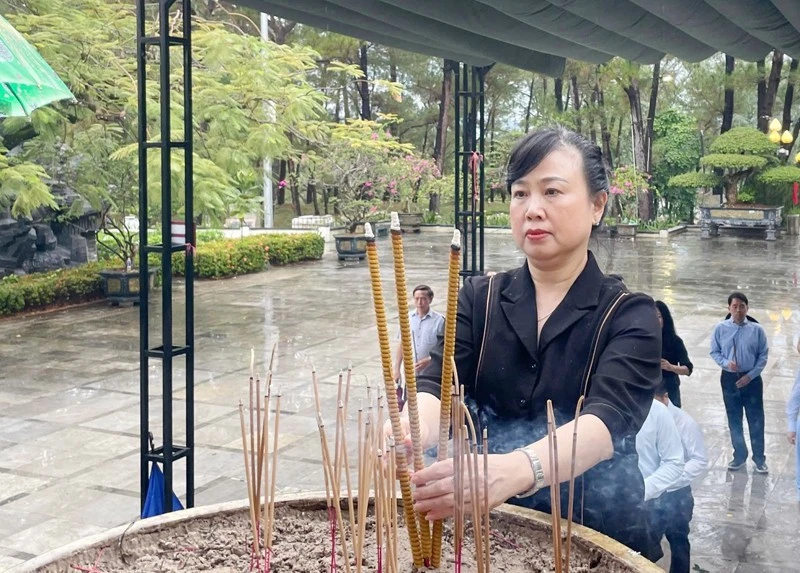Bộ trưởng Y tế tri ân các Anh hùng liệt sĩ tại Quảng Trị Bộ trưởng Y tế tri ân các Anh hùng liệt sĩ tại Quảng Trị