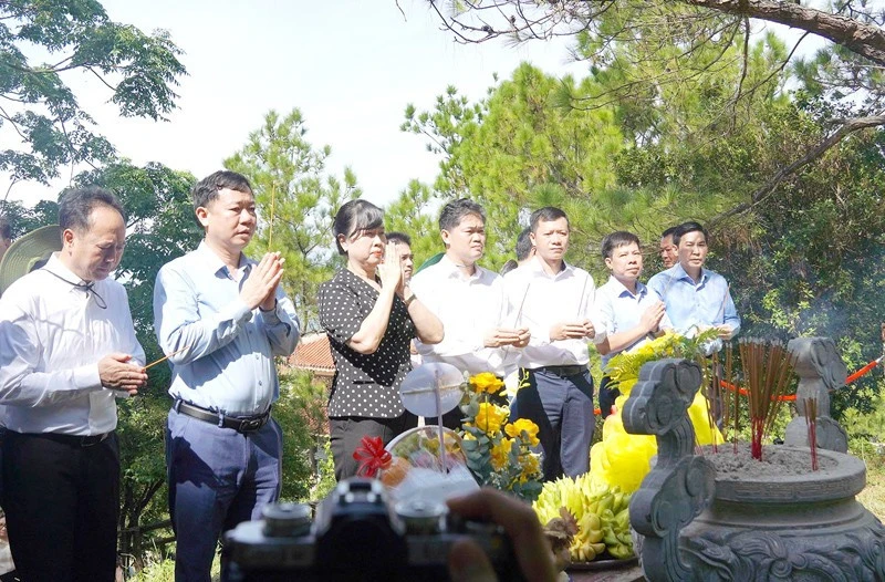 Bộ trưởng Y tế tri ân các Anh hùng liệt sĩ tại Quảng Trị Bộ trưởng Y tế tri ân các Anh hùng liệt sĩ tại Quảng Trị
