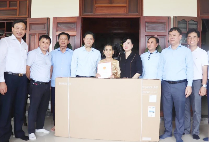 Bộ trưởng Y tế tri ân các Anh hùng liệt sĩ tại Quảng Trị Bộ trưởng Y tế tri ân các Anh hùng liệt sĩ tại Quảng Trị