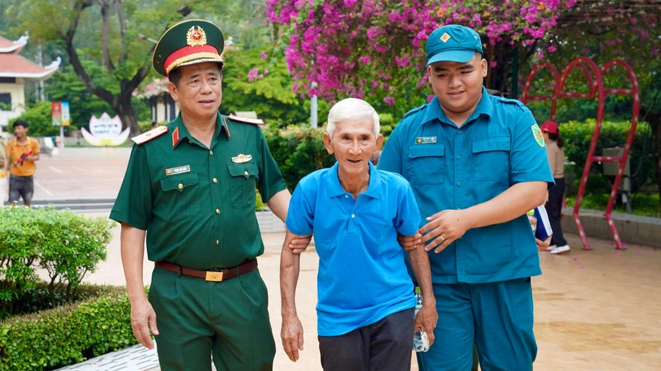 Bộ Tư lệnh Thành phố Hồ Chí Minh khảo sát thực địa quy tập hài cốt liệt sĩ tại công viên Lê Thị Riêng Bộ Tư lệnh Thành phố Hồ Chí Minh khảo sát thực địa quy tập hài cốt liệt sĩ tại công viên Lê Thị Riêng