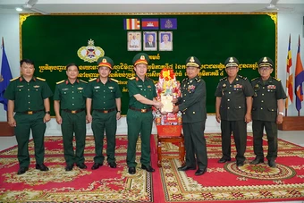 Bộ Tư lệnh TP Hồ Chí Minh chúc Tết Chol Chnam Thmay tại tỉnh Kampong Thom (Campuchia)