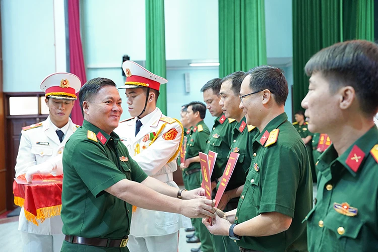 Bộ Tư lệnh TP Hồ Chí Minh trao quyết định thăng quân hàm, nâng lương cho cán bộ quản lý Bộ Tư lệnh TP Hồ Chí Minh trao quyết định thăng quân hàm, nâng lương cho cán bộ quản lý