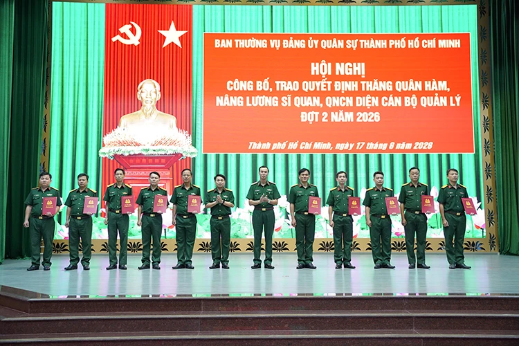 Bộ Tư lệnh TP Hồ Chí Minh trao quyết định thăng quân hàm, nâng lương cho cán bộ quản lý Bộ Tư lệnh TP Hồ Chí Minh trao quyết định thăng quân hàm, nâng lương cho cán bộ quản lý