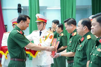 Bộ Tư lệnh TP Hồ Chí Minh trao quyết định thăng quân hàm, nâng lương cho cán bộ quản lý
