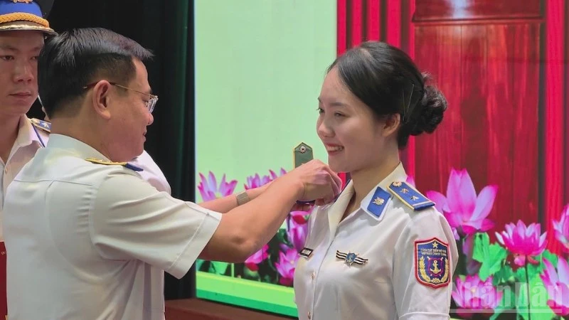 Bộ Tư lệnh Vùng Cảnh sát biển 2 trao quyết định phong, thăng quân hàm và nâng lương sĩ quan năm 2026 Bộ Tư lệnh Vùng Cảnh sát biển 2 trao quyết định phong, thăng quân hàm và nâng lương sĩ quan năm 2026