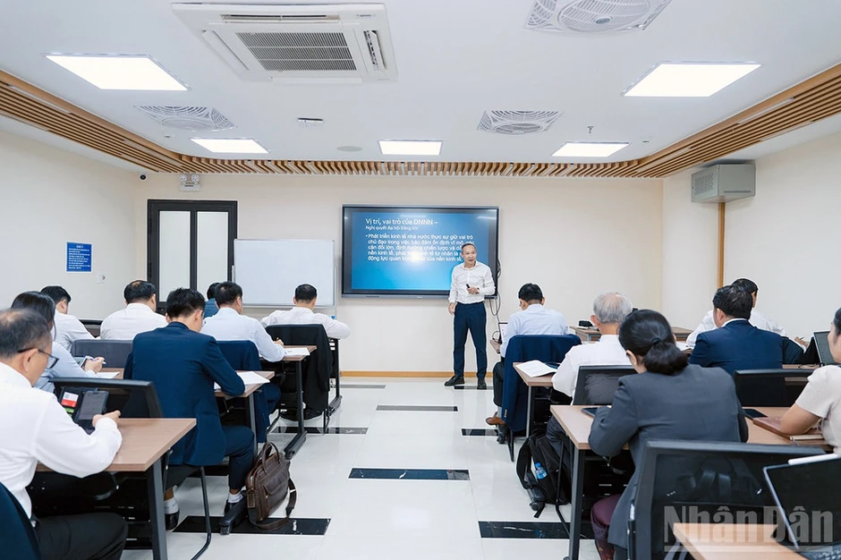 Bồi dưỡng kiến thức quản trị cho cán bộ Văn phòng Trung ương Đảng Lào Bồi dưỡng kiến thức quản trị cho cán bộ Văn phòng Trung ương Đảng Lào