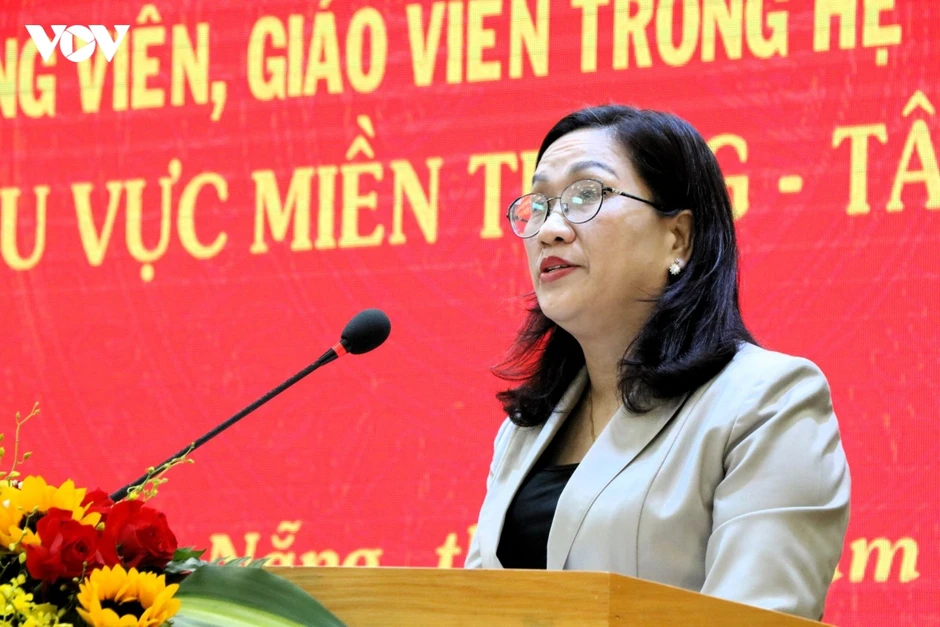 Bồi dưỡng lý luận chính trị cho giảng viên, giáo viên ở miền Trung - Tây Nguyên Bồi dưỡng lý luận chính trị cho giảng viên, giáo viên ở miền Trung - Tây Nguyên