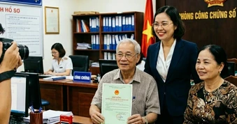 Buộc chụp ảnh cùng công chứng viên khi đi công chứng: Nên giữ hay bỏ?