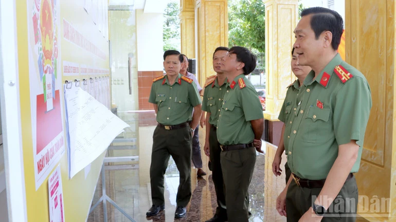 Cà Mau bảo vệ an toàn tuyệt đối cho hơn 1.600 khu vực bỏ phiếu Cà Mau bảo vệ an toàn tuyệt đối cho hơn 1.600 khu vực bỏ phiếu