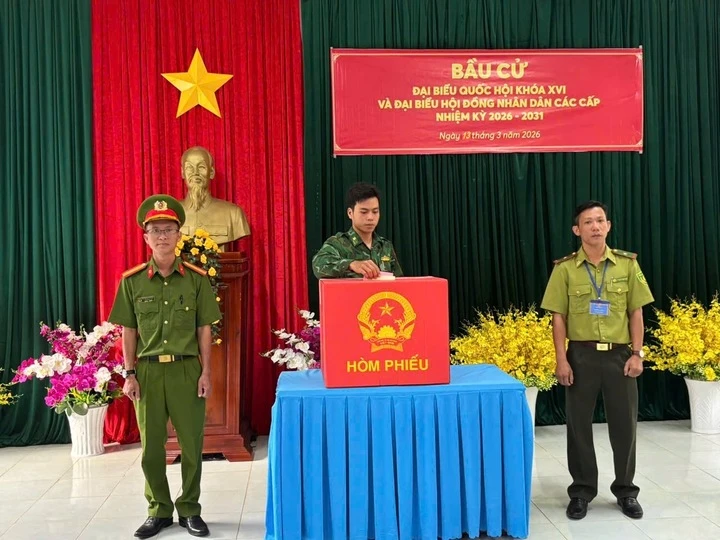 Cà Mau: Cử tri trên đảo Hòn Chuối, Hòn Khoai đi bầu cử sớm Cà Mau: Cử tri trên đảo Hòn Chuối, Hòn Khoai đi bầu cử sớm