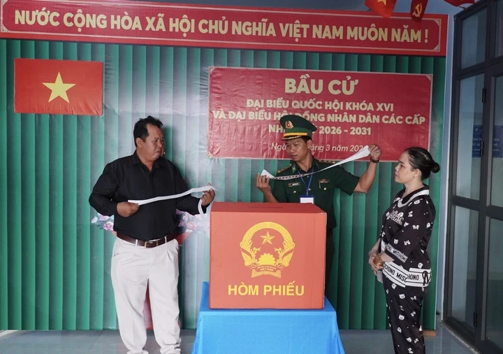 Cà Mau: Cử tri trên đảo Hòn Chuối, Hòn Khoai đi bầu cử sớm Cà Mau: Cử tri trên đảo Hòn Chuối, Hòn Khoai đi bầu cử sớm