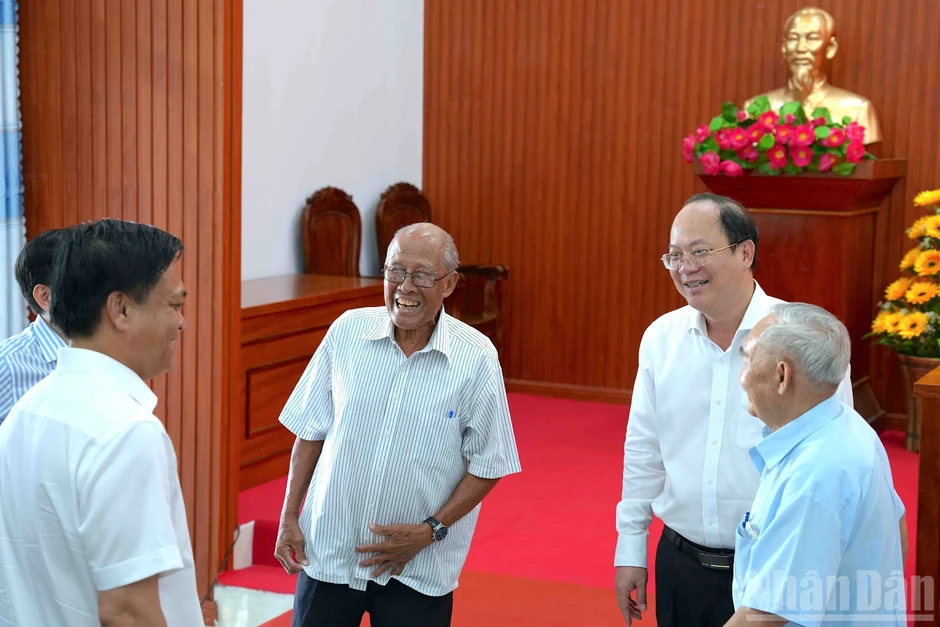 Cà Mau lắng nghe nhịp cầu nguyện vọng giữa cử tri và Quốc hội Cà Mau lắng nghe nhịp cầu nguyện vọng giữa cử tri và Quốc hội