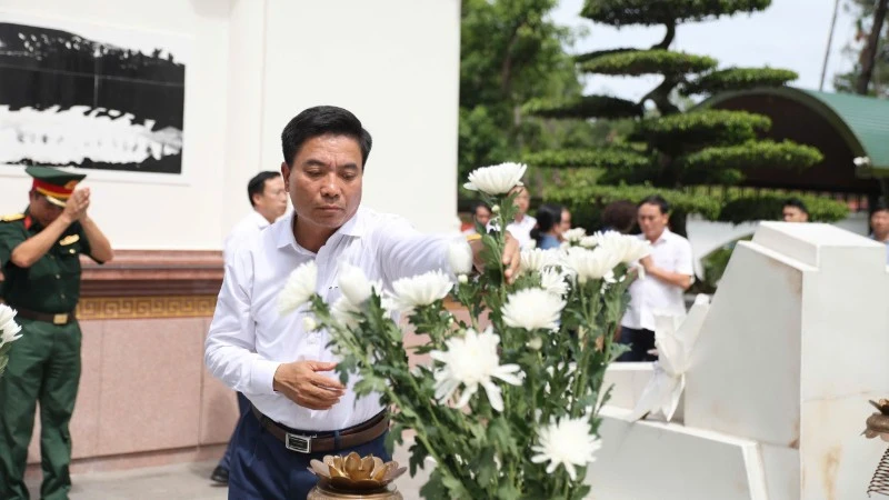 Các đồng chí lãnh đạo Quốc hội dâng hương tại Ngã ba Đồng Lộc Các đồng chí lãnh đạo Quốc hội dâng hương tại Ngã ba Đồng Lộc
