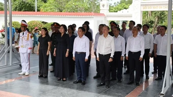 Các đồng chí lãnh đạo Quốc hội dâng hương tại Ngã ba Đồng Lộc