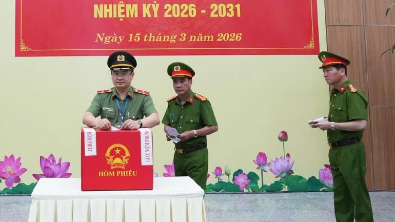 Cán bộ, chiến sĩ Công an thành phố Huế hoàn thành sớm việc bỏ phiếu Cán bộ, chiến sĩ Công an thành phố Huế hoàn thành sớm việc bỏ phiếu