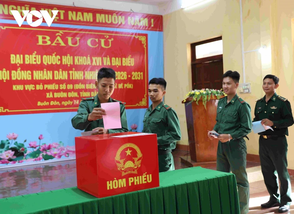 Cán bộ chiến sĩ, cử tri nhiều địa phương nô nức đi bầu cử sớm Cán bộ chiến sĩ, cử tri nhiều địa phương nô nức đi bầu cử sớm