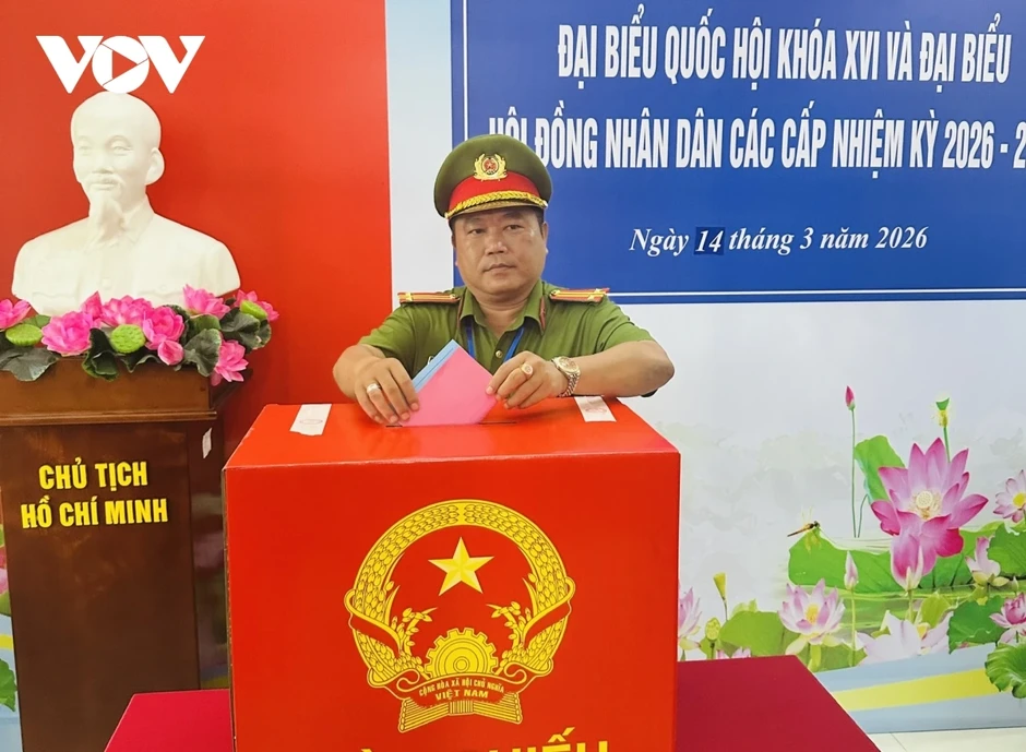 Cán bộ chiến sĩ, cử tri nhiều địa phương nô nức đi bầu cử sớm Cán bộ chiến sĩ, cử tri nhiều địa phương nô nức đi bầu cử sớm
