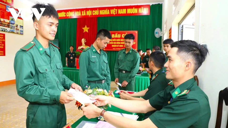 Cán bộ chiến sĩ, cử tri nhiều địa phương nô nức đi bầu cử sớm Cán bộ chiến sĩ, cử tri nhiều địa phương nô nức đi bầu cử sớm