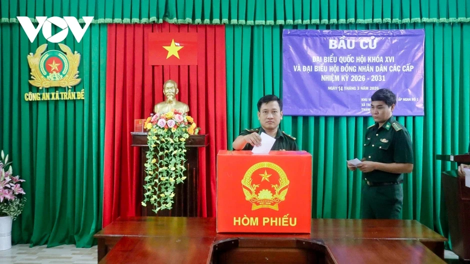 Cán bộ chiến sĩ, cử tri nhiều địa phương nô nức đi bầu cử sớm Cán bộ chiến sĩ, cử tri nhiều địa phương nô nức đi bầu cử sớm