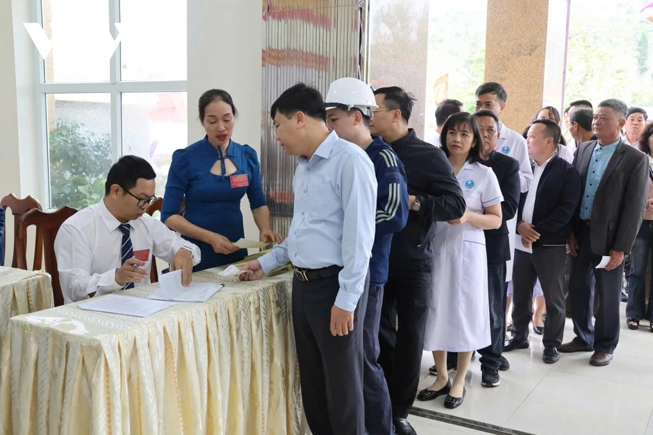 Cán bộ chiến sĩ, cử tri nhiều địa phương nô nức đi bầu cử sớm Cán bộ chiến sĩ, cử tri nhiều địa phương nô nức đi bầu cử sớm