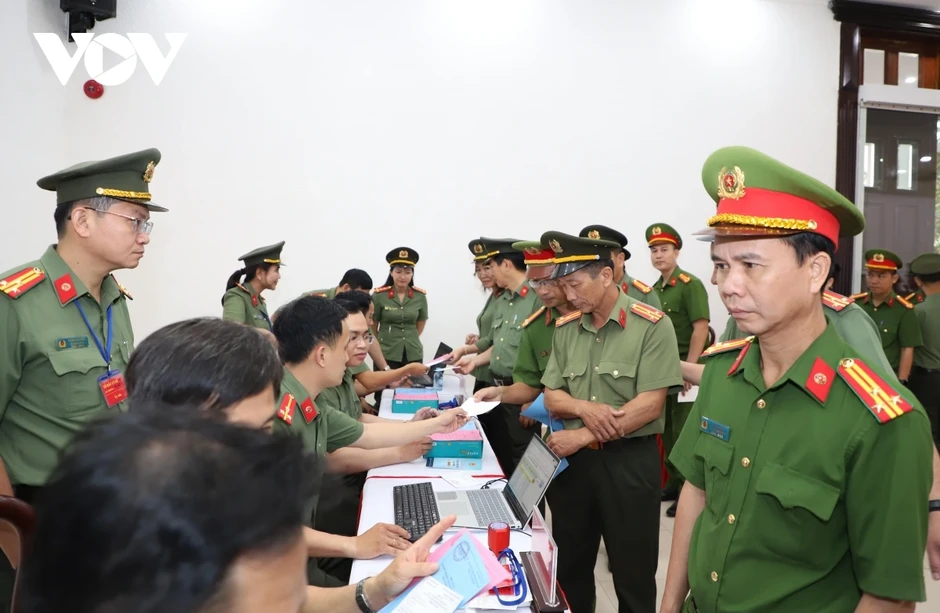 Cán bộ chiến sĩ, cử tri nhiều địa phương nô nức đi bầu cử sớm Cán bộ chiến sĩ, cử tri nhiều địa phương nô nức đi bầu cử sớm