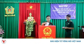 Cán bộ chiến sĩ, cử tri nhiều địa phương nô nức đi bầu cử sớm