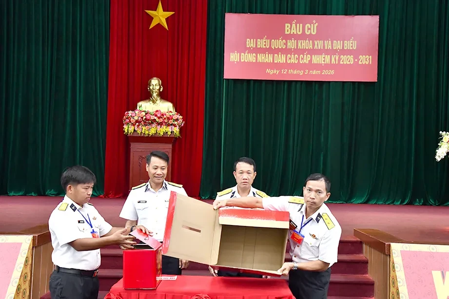 Cán bộ, chiến sĩ Lữ đoàn 127, Vùng 5 Hải quân đi bầu cử sớm Cán bộ, chiến sĩ Lữ đoàn 127, Vùng 5 Hải quân đi bầu cử sớm