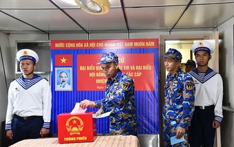 Cán bộ, chiến sĩ Lữ đoàn 127, Vùng 5 Hải quân đi bầu cử sớm