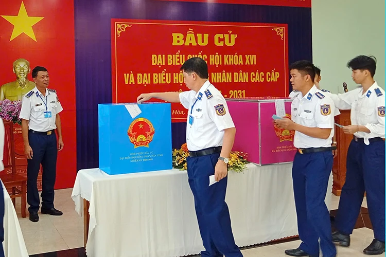 Cán bộ, chiến sĩ Vùng Cảnh sát biển 3 tham gia ngày hội toàn dân Cán bộ, chiến sĩ Vùng Cảnh sát biển 3 tham gia ngày hội toàn dân