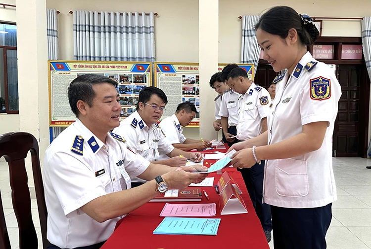 Cán bộ, chiến sĩ Vùng Cảnh sát biển 3 tham gia ngày hội toàn dân Cán bộ, chiến sĩ Vùng Cảnh sát biển 3 tham gia ngày hội toàn dân