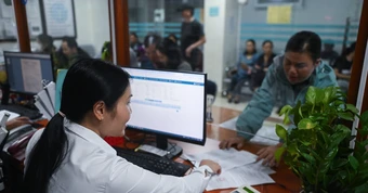 Cán bộ xã nhận trợ cấp tinh giản biên chế có được làm việc tiếp trong khu vực công?