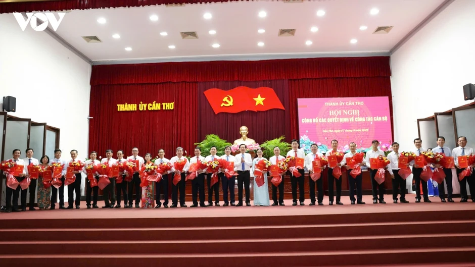 Cần Thơ công bố các quyết định điều động, phân công, bổ nhiệm cán bộ Cần Thơ công bố các quyết định điều động, phân công, bổ nhiệm cán bộ
