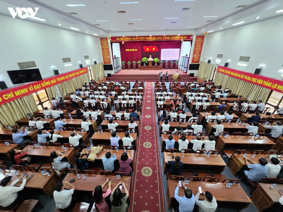 Cần Thơ công bố các quyết định điều động, phân công, bổ nhiệm cán bộ Cần Thơ công bố các quyết định điều động, phân công, bổ nhiệm cán bộ
