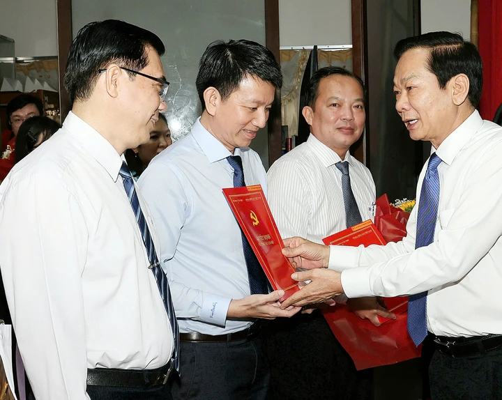 Cần Thơ điều động, phân công nhiệm vụ cho 60 cán bộ Cần Thơ điều động, phân công nhiệm vụ cho 60 cán bộ