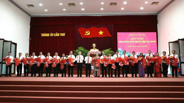 Cần Thơ điều động, phân công nhiệm vụ cho 60 cán bộ Cần Thơ điều động, phân công nhiệm vụ cho 60 cán bộ