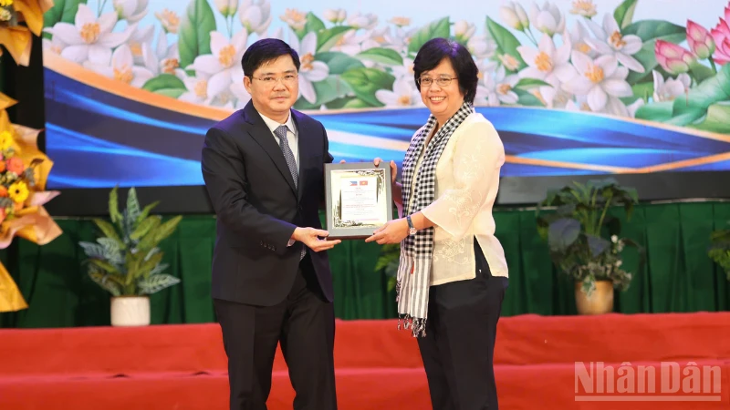 Cần Thơ họp mặt kỷ niệm 50 năm thiết lập quan hệ ngoại giao Việt Nam-Philippines Cần Thơ họp mặt kỷ niệm 50 năm thiết lập quan hệ ngoại giao Việt Nam-Philippines
