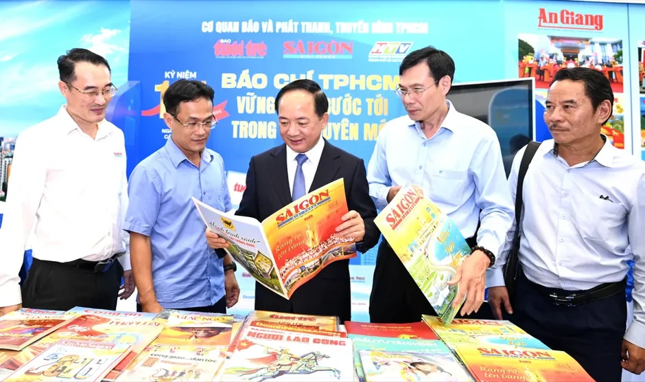 Càng trong thử thách, bản lĩnh và phẩm giá của nghề báo càng tỏa sáng (*) Càng trong thử thách, bản lĩnh và phẩm giá của nghề báo càng tỏa sáng (*)
