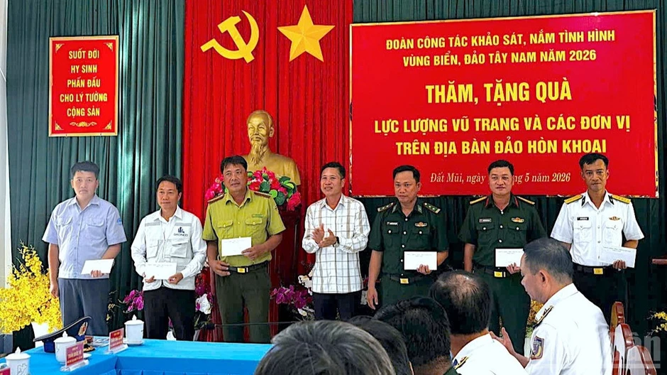 Cảnh sát biển thăm và “tiếp sức” cụm đảo Hòn Khoai Cảnh sát biển thăm và “tiếp sức” cụm đảo Hòn Khoai