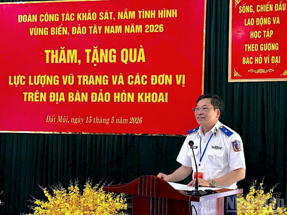 Cảnh sát biển thăm và “tiếp sức” cụm đảo Hòn Khoai Cảnh sát biển thăm và “tiếp sức” cụm đảo Hòn Khoai