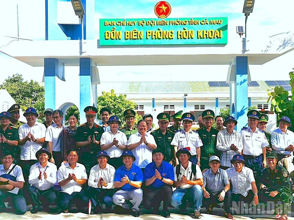 Cảnh sát biển thăm và “tiếp sức” cụm đảo Hòn Khoai Cảnh sát biển thăm và “tiếp sức” cụm đảo Hòn Khoai