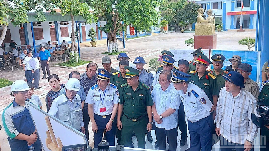 Cảnh sát biển thăm và “tiếp sức” cụm đảo Hòn Khoai Cảnh sát biển thăm và “tiếp sức” cụm đảo Hòn Khoai